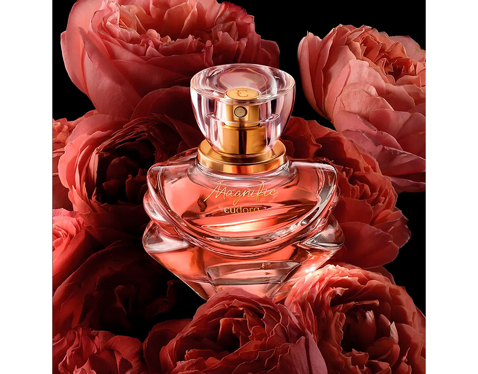 O frasco produzido pela Wheaton traz design marcante inspirado nas Flores Magníficas, combinando as flores mais emblemáticas da perfumaria: a Rosa, o Jasmim e a Magnólia.
O resultado foi um frasco luxuoso que exala feminilidade e delicadeza.
A embalagem de Eudora Magnific conquistou o prêmio Ouro na categoria Mercado – Perfumes no Prêmio ABRE da Embalagem Brasileira em 2022.